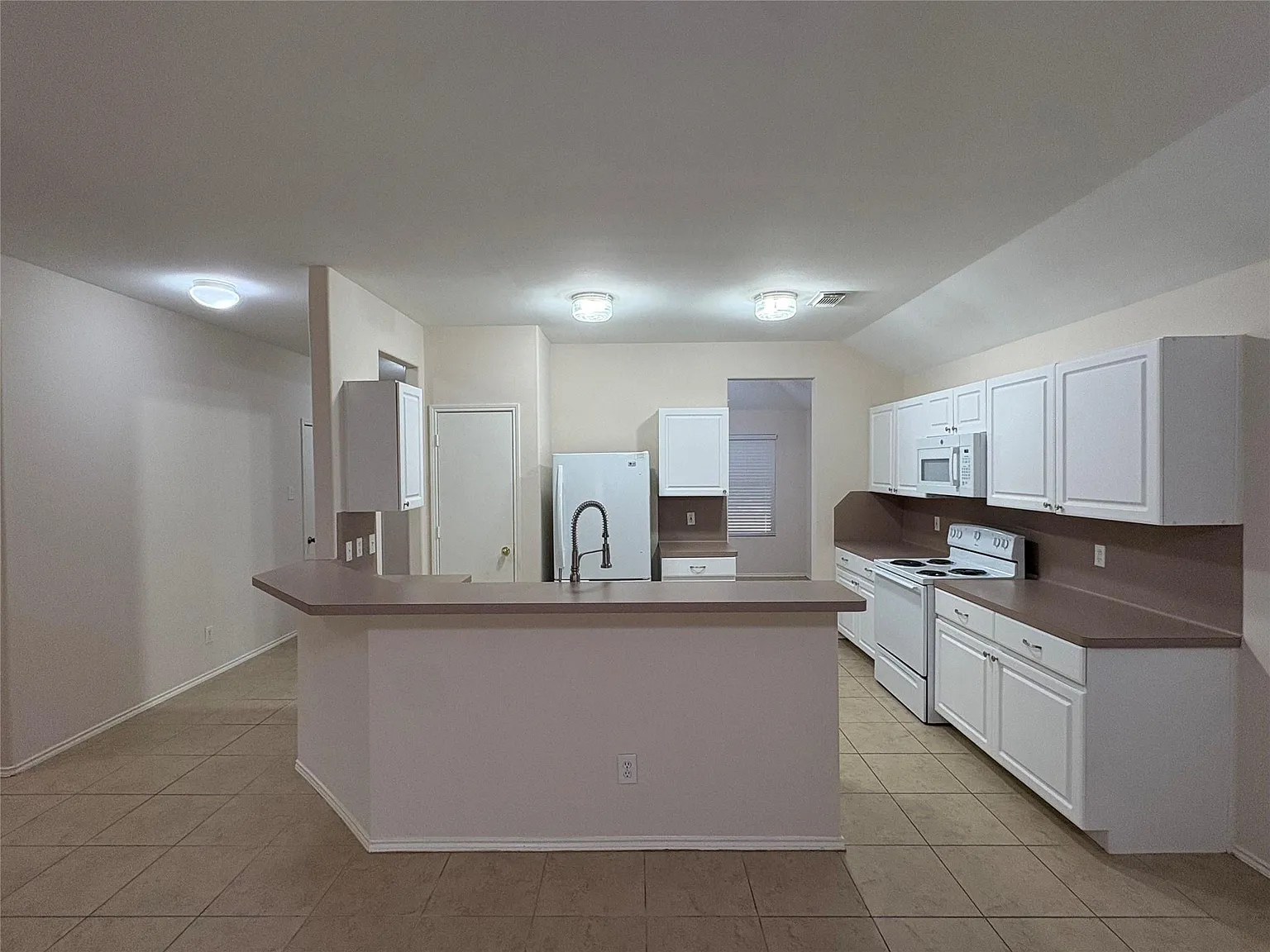 3 bed, 2.0 bath, 1494 sqft, $1,700 — Photo 3