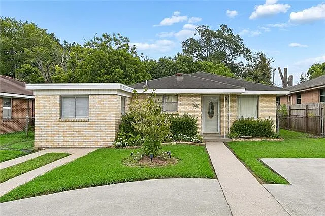 3 bed, 1.5 bath, 1300 sqft, $1,950 — Photo 2
