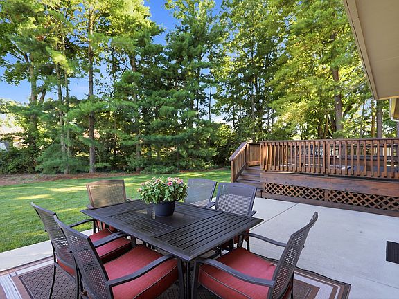 4th image of 825 Queenswood Ct