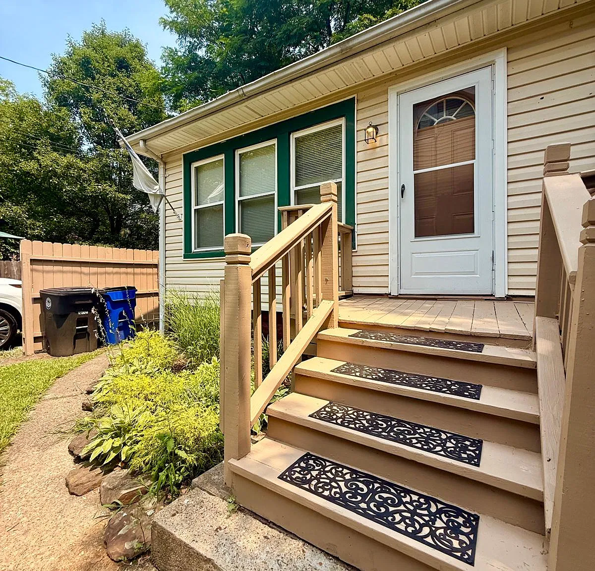 2 bed, 1025 sqft, $1,600 — Photo 1