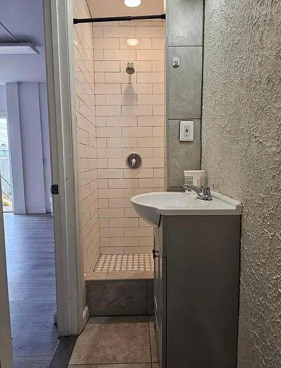1 bed, 300 sqft, $1,200 — Photo 3