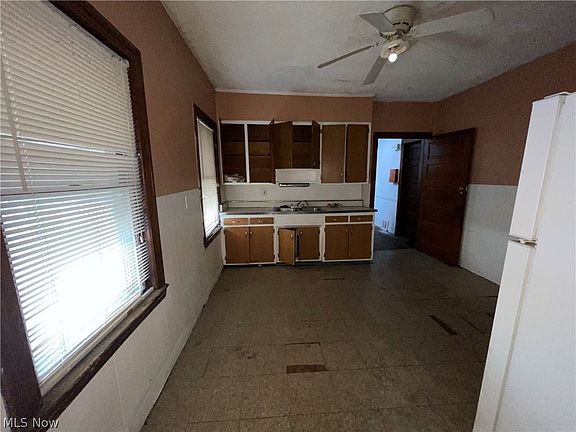 4th image of 15625 Halliday Ave