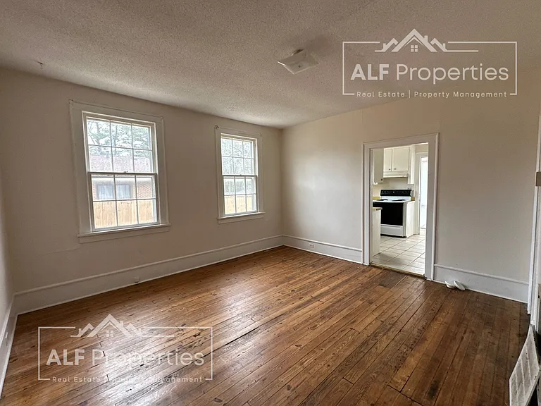 2607 Oxford Rd — Photo 8
