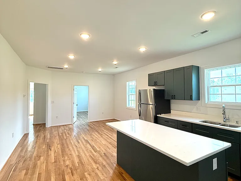 215 Mecklenburg St — Photo 4