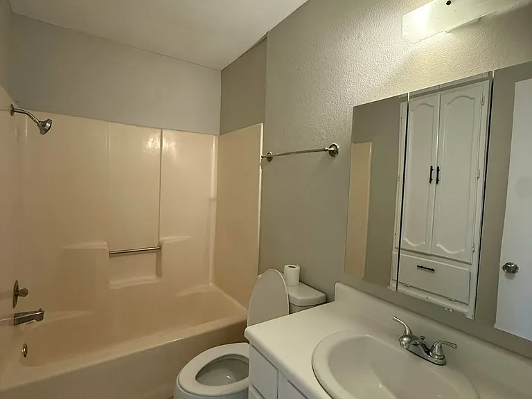 1690 Hofheinz St #B3 — Photo 9