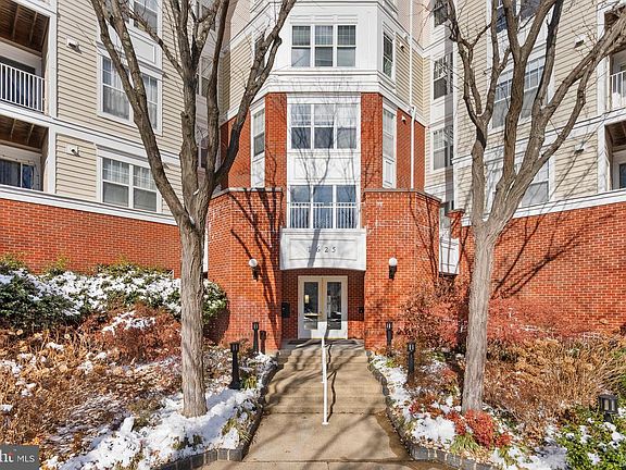 4th image of 1625 International Dr Unit 305