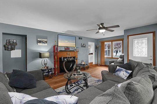 3rd image of 840 W Church St