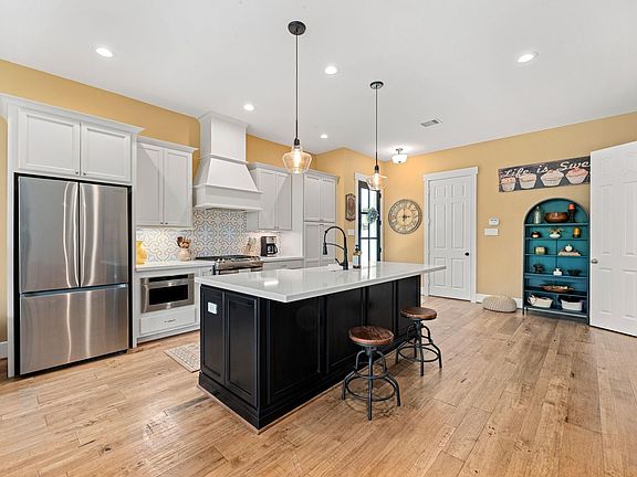 3rd image of 74 Dobbs View Ln