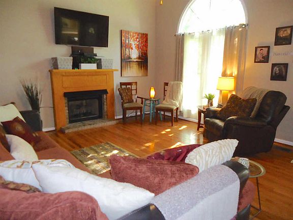 5th image of 639 E Glenridge Ln