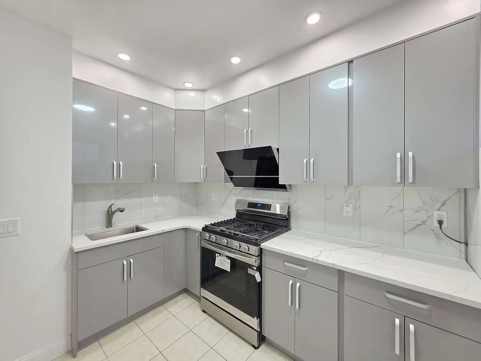 3 bed, 800 sqft, $2,600 — Photo 1