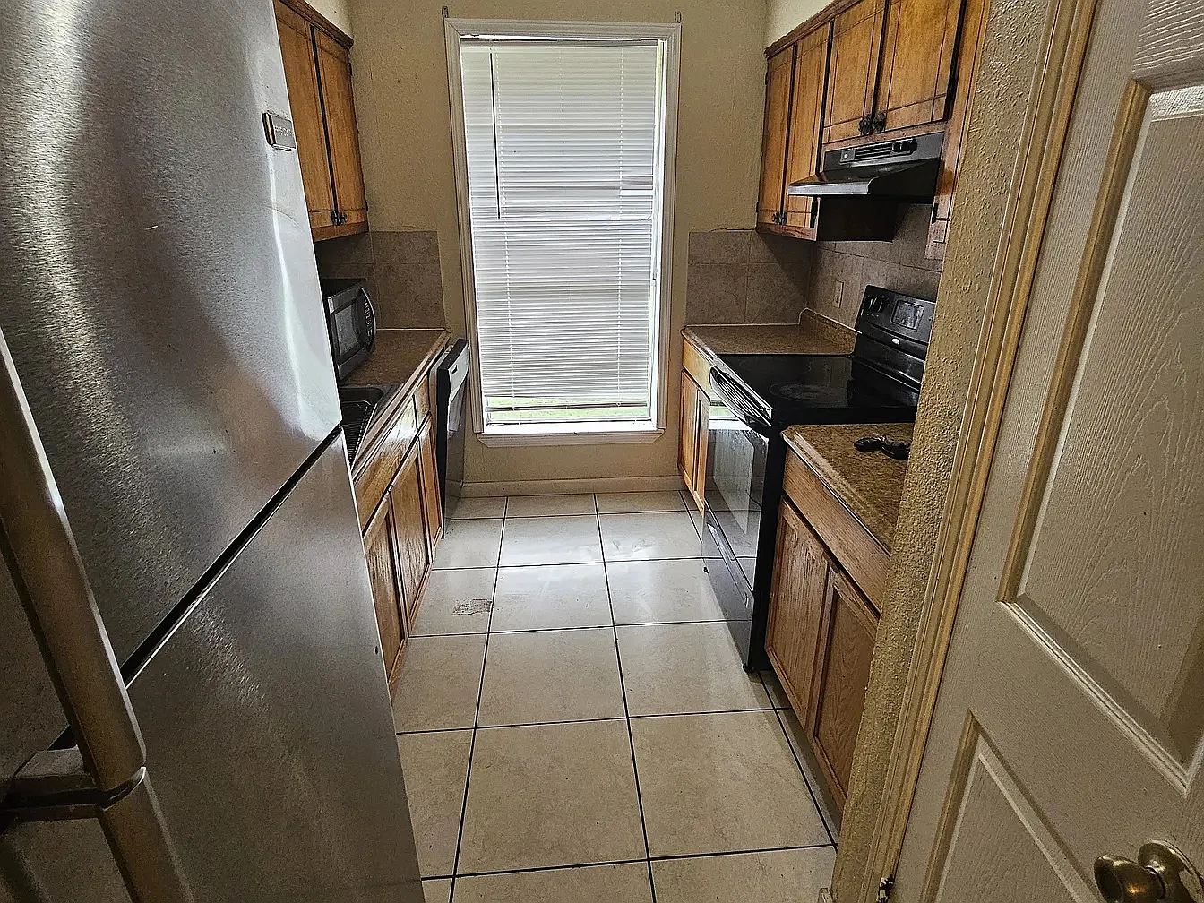 3 bed, 1150 sqft, $1,100 — Photo 2