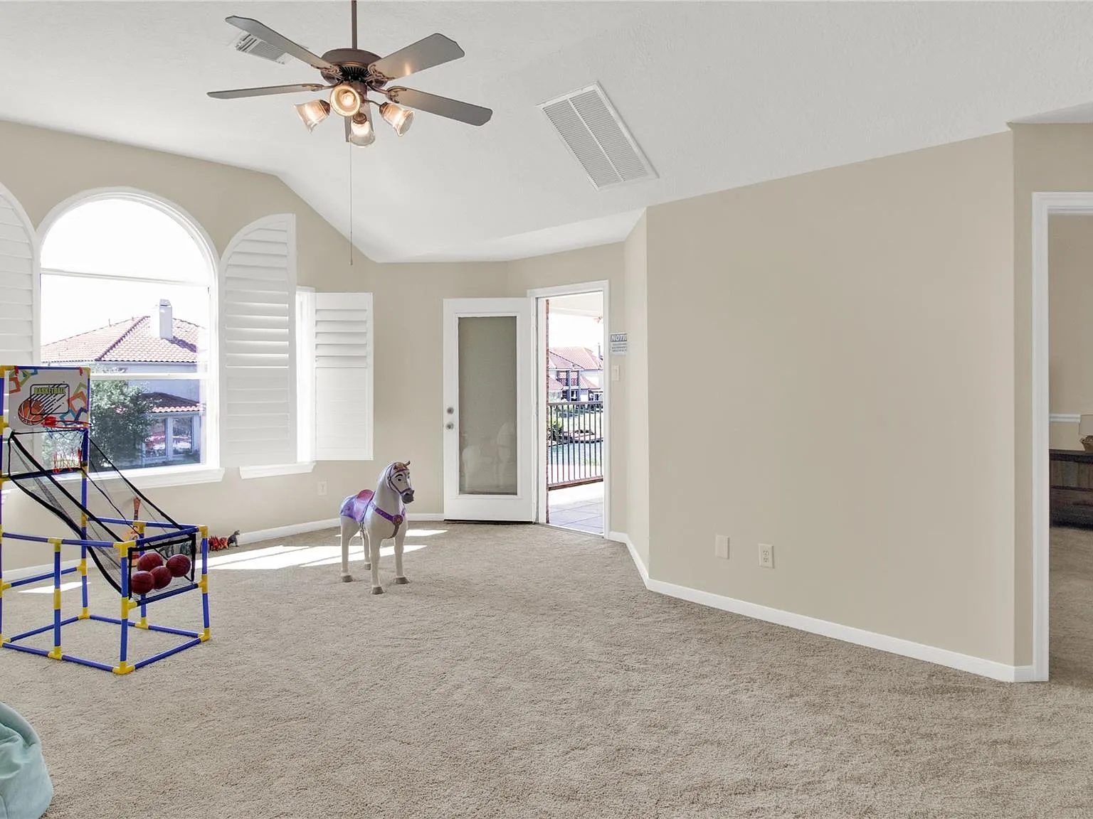 4 bed, 3.5 bath, 3092 sqft, $8,000 — Photo 3
