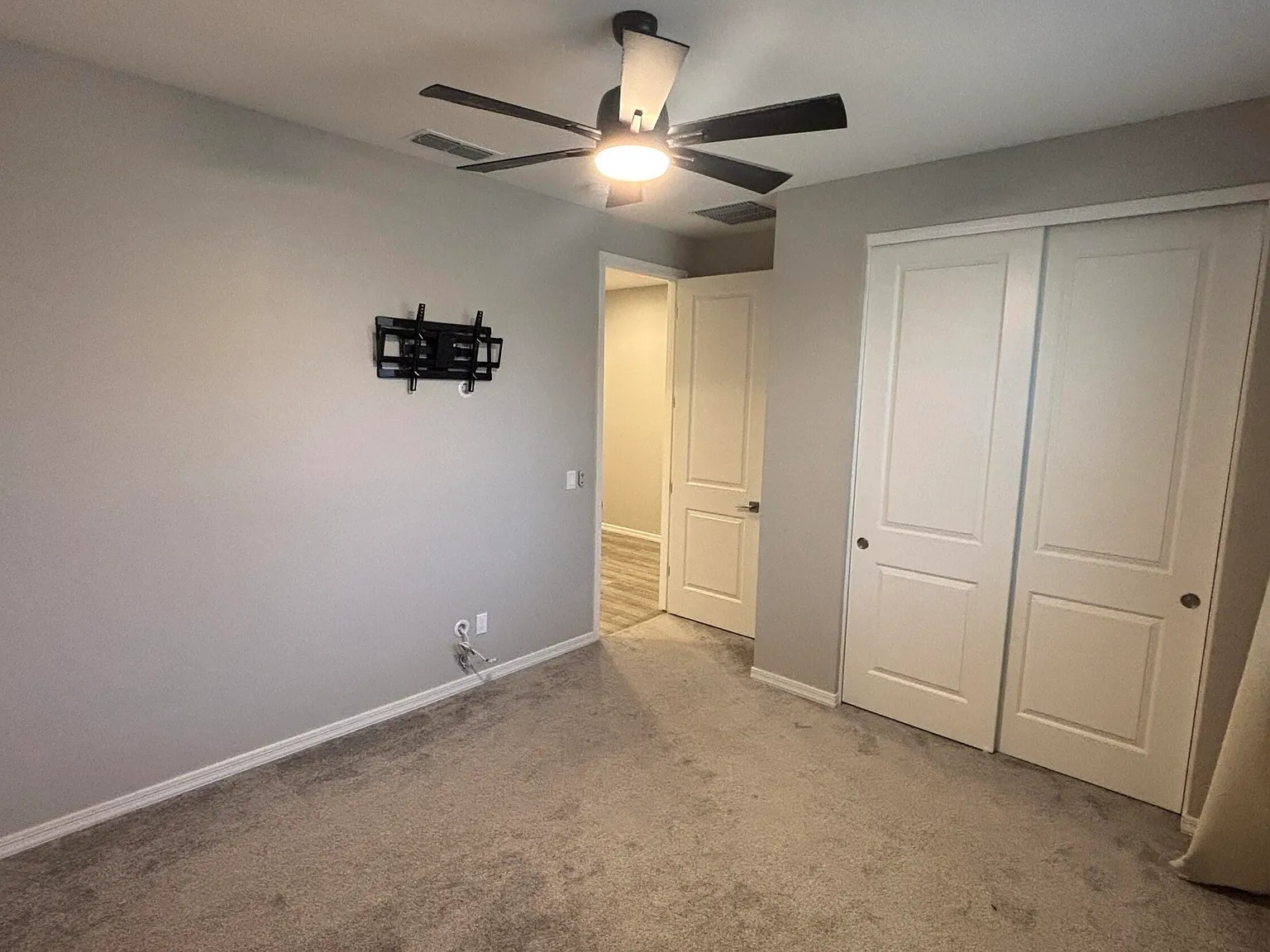 3 bed, 2.5 bath, 1983 sqft, $2,200 — Photo 3