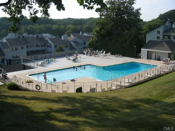 156 Rowayton Woods Dr, Norwalk, CT 06854