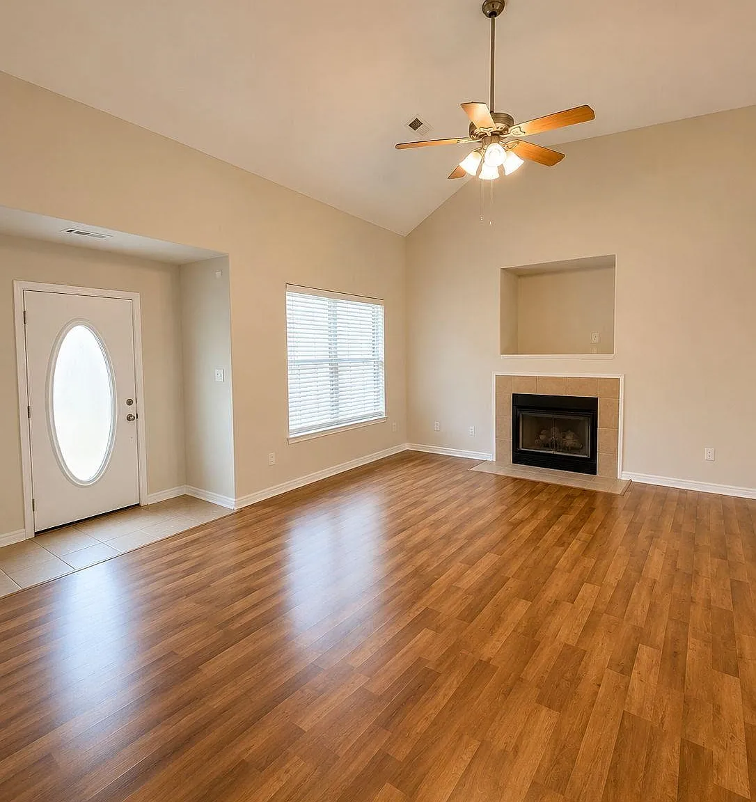 3 bed, 2.0 bath, 1511 sqft, $1,900 — Photo 2
