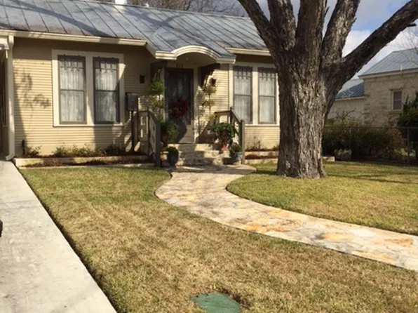 210 E Travis St, Fredericksburg, TX 78624