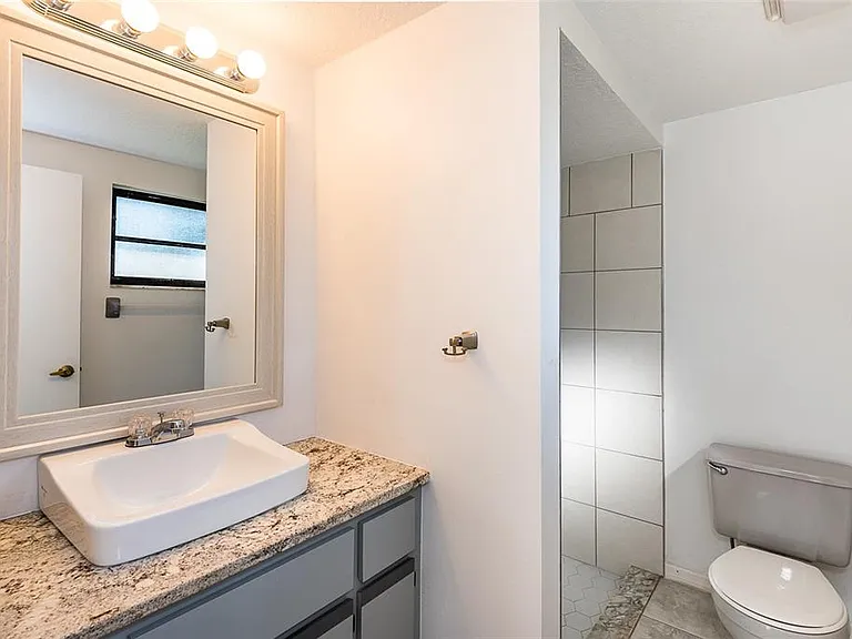 838 Jarvis St — Photo 37