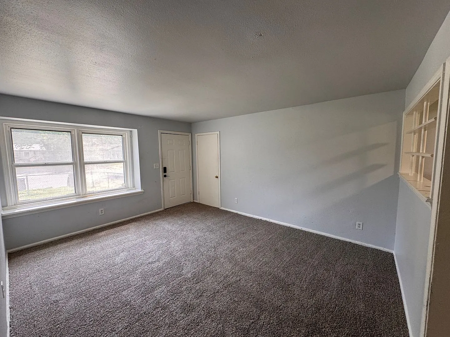 3 Bedroom Home Large Yard — Photo 2