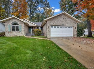 3927 Oak Hills Cir, Port Huron, MI 48060