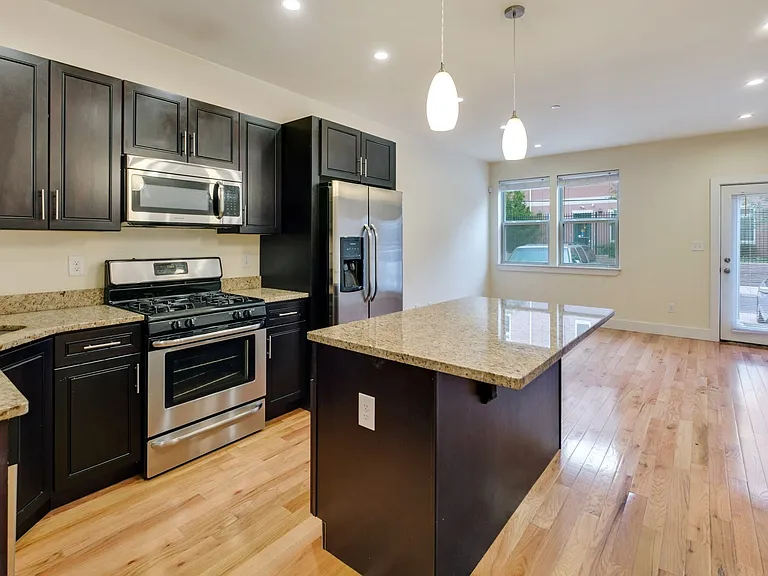 1537 Ogden St — Photo 5