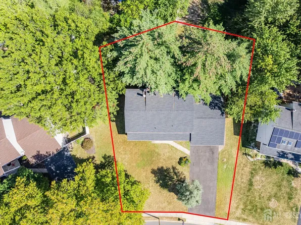 9 Donald Ave, Kendall Park, NJ 08824