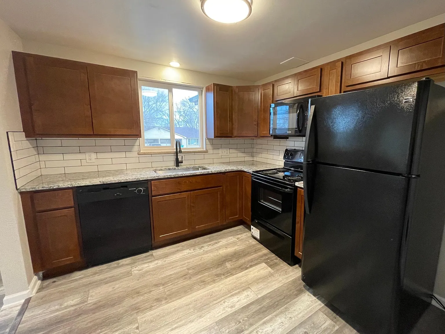 3 bed, 1100 sqft, $2,400 — Photo 4