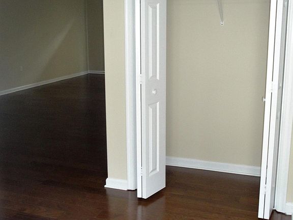 Entrance coat closet