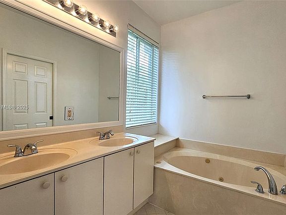 5th image of 686 Conservation Dr