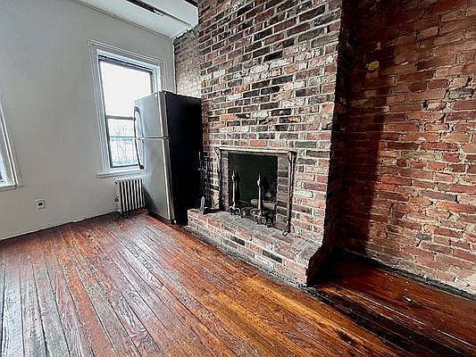 3rd image of 159 1/2 Columbia St APT 3