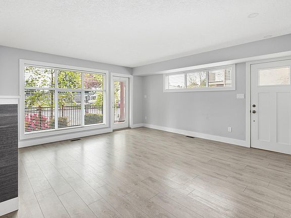 4th image of 1027 College St #7