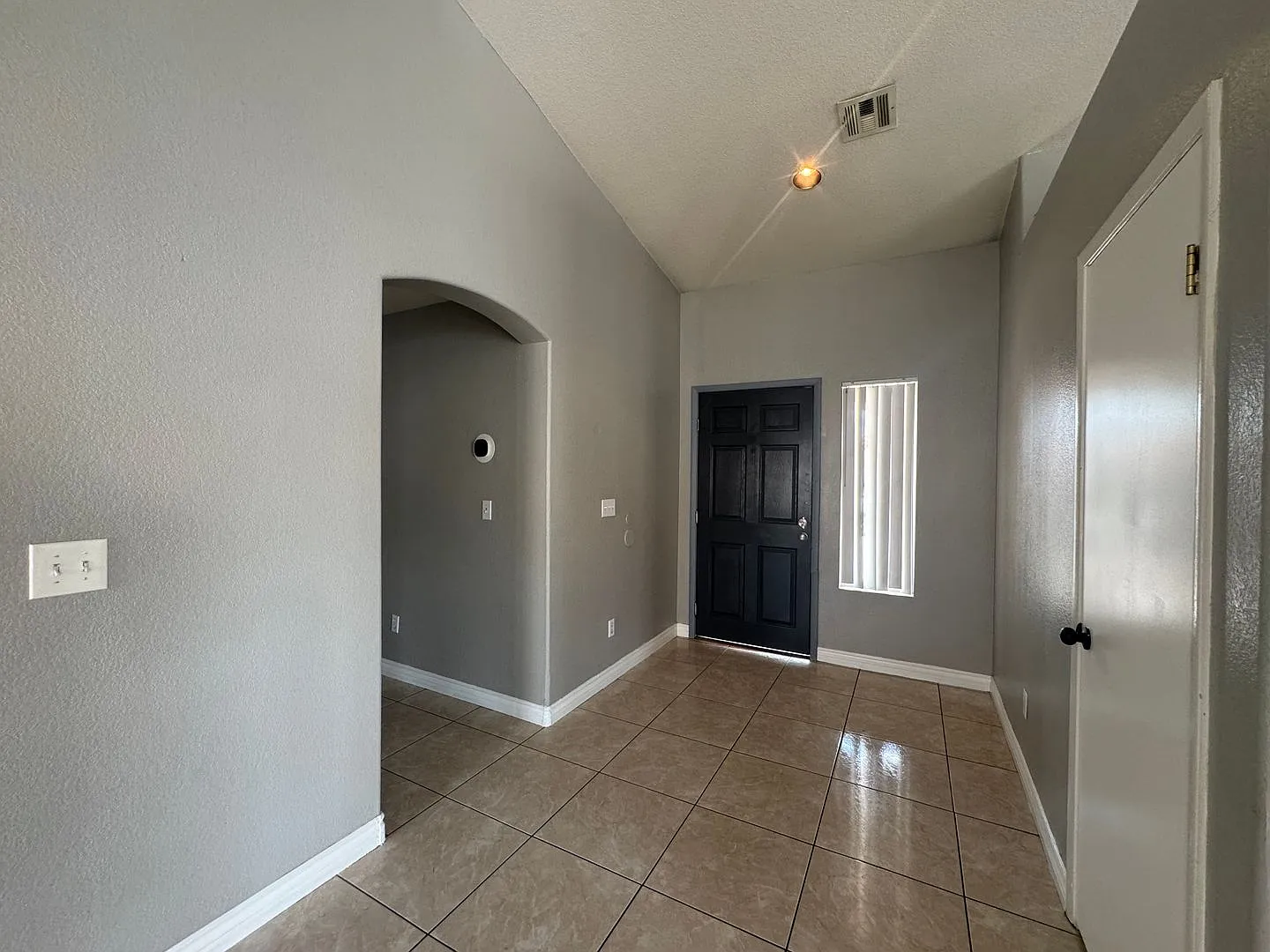 single-story home features 3 bedrooms, 2 bathrooms, and approximately 1,462 sq. ft. — Photo 2