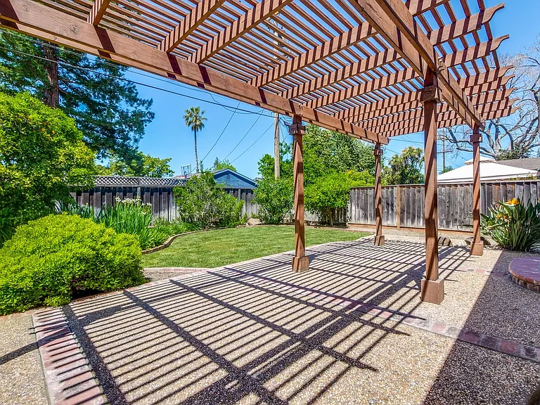 1084 Bluebird Ave — Photo 32