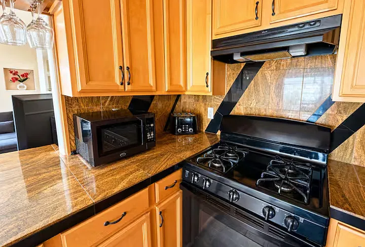 3 bed, $7,400 — Photo 3