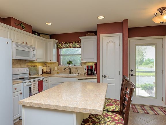 5th image of 12 Doral Dr