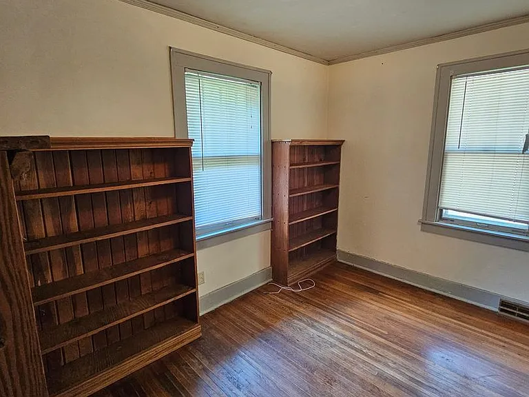 8 N Glenwood Ave — Photo 2