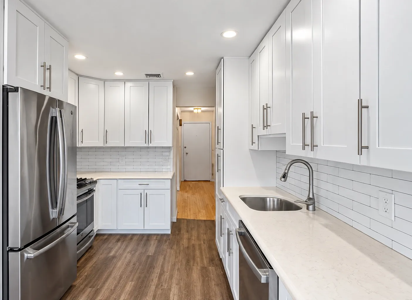 Hollywood Dr, Plainview — Photo 4