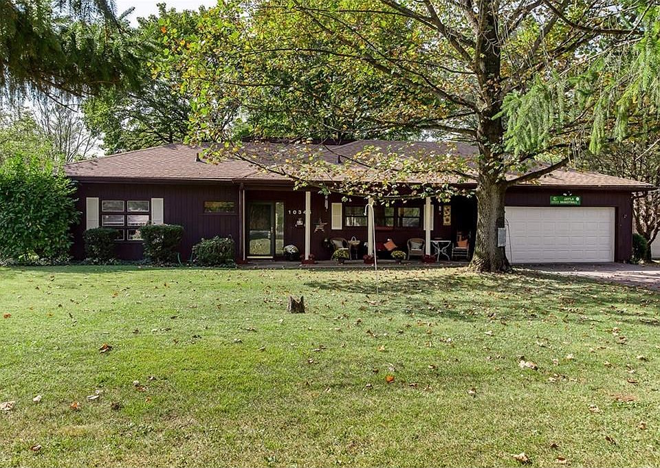 Welcome Home to Indian Lake where this 3-4 bedroom awaits!
