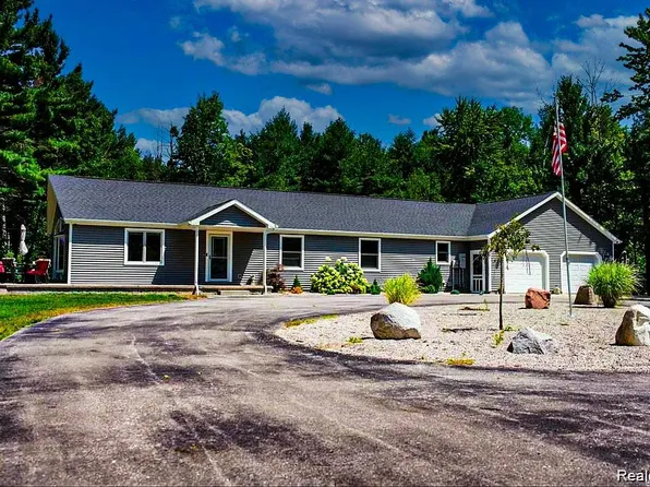 129 Riverside Dr, Beaverton, MI 48612