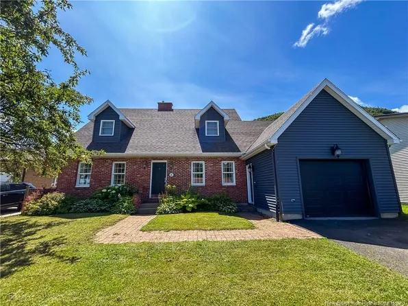 22 Walker Cres, Campbellton, NB E3N 3N8