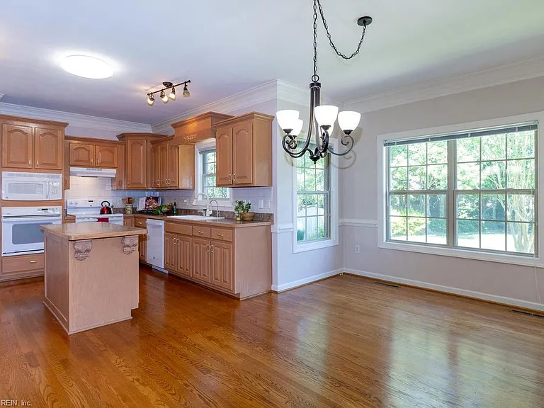 138 Greengable Way — Photo 7
