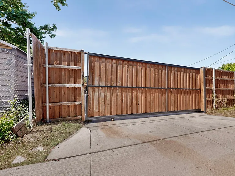 1514 Douglas Dr — Photo 43