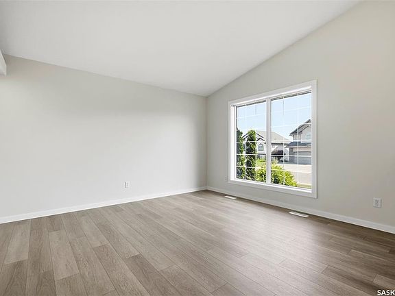 4th image of 418 Greaves CRESCENT