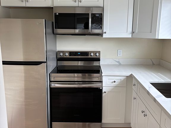 2nd image of 912 Roosevelt St