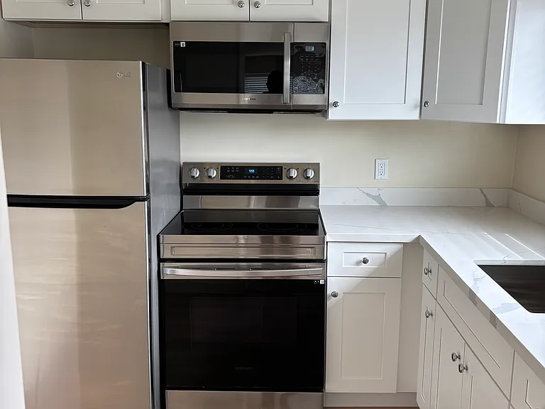 912 Roosevelt St — Photo 2