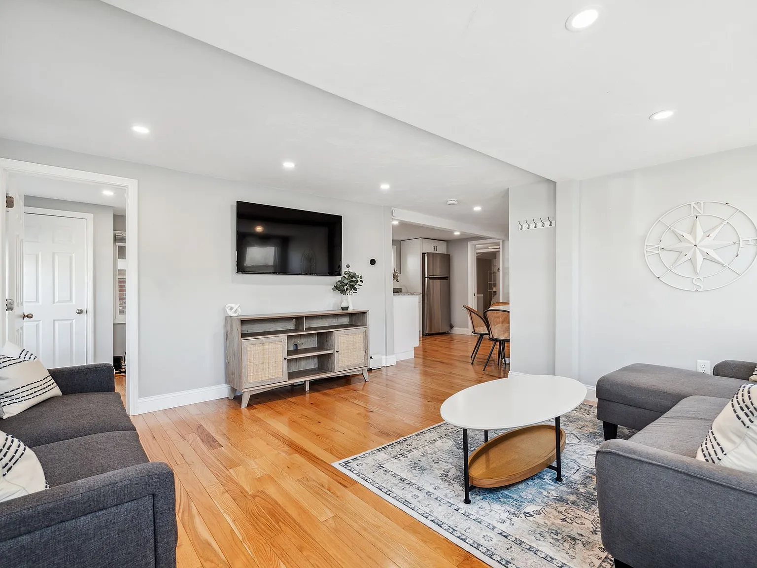 3 bed, 758 sqft, $2,300 — Photo 3