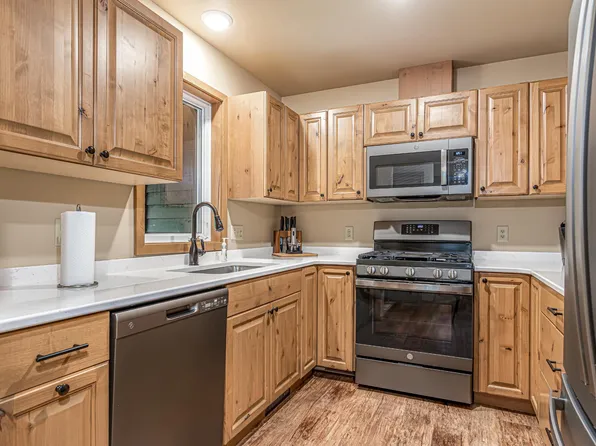8589 Dr Pink Dr, Minocqua, WI 54548