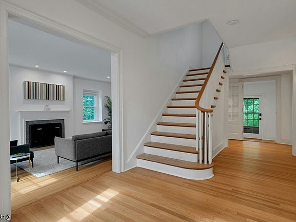 5th image of 158 Bellevue Avenue