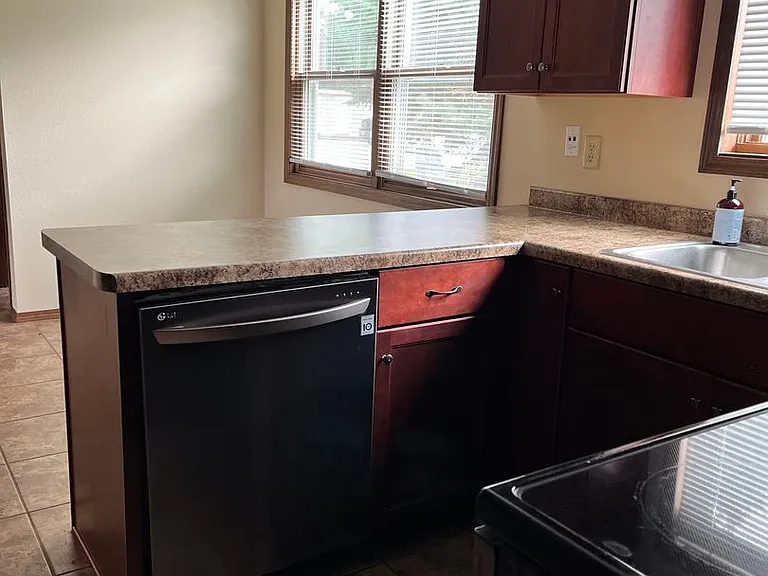 2747-2749 Packerland Dr — Photo 17