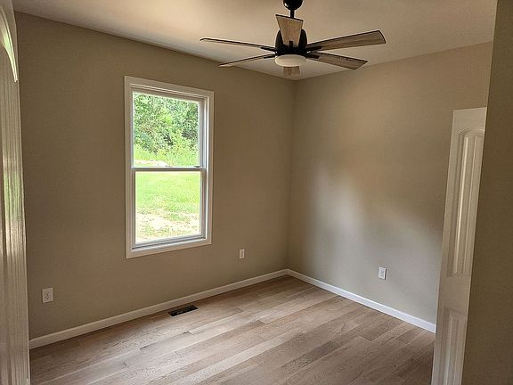 3rd image of 125 Meadowview Dr