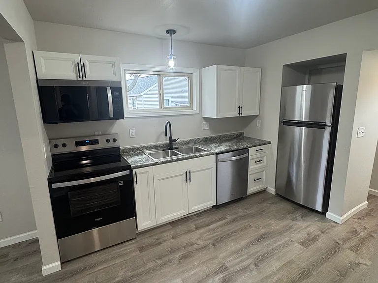 107 Lakeview Dr — Photo 2